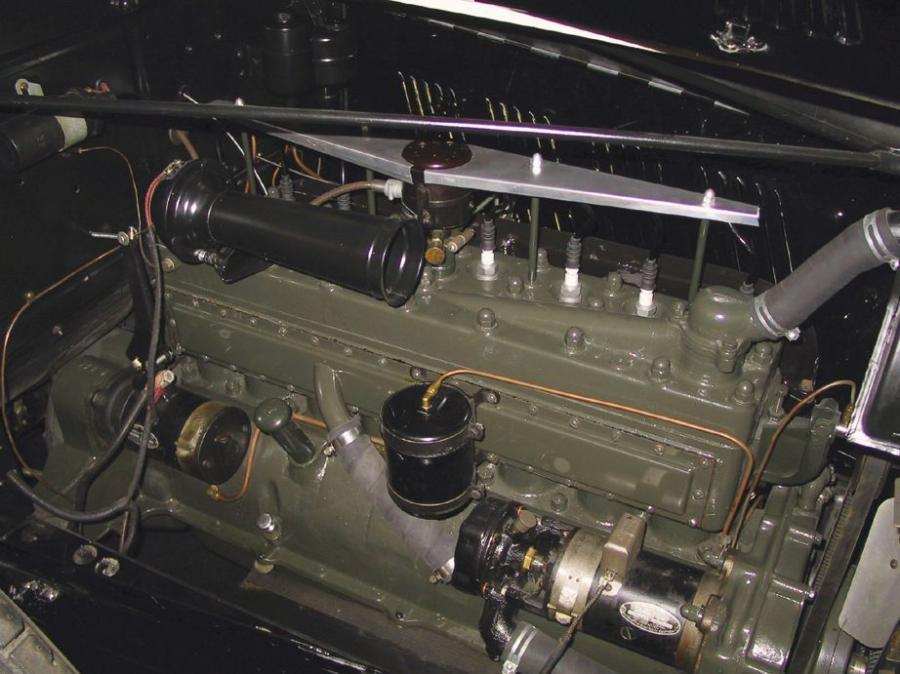 Моторный отсек Auburn 8-125 A Deluxe Sedan 1930 года  (фото 4 из 4)
